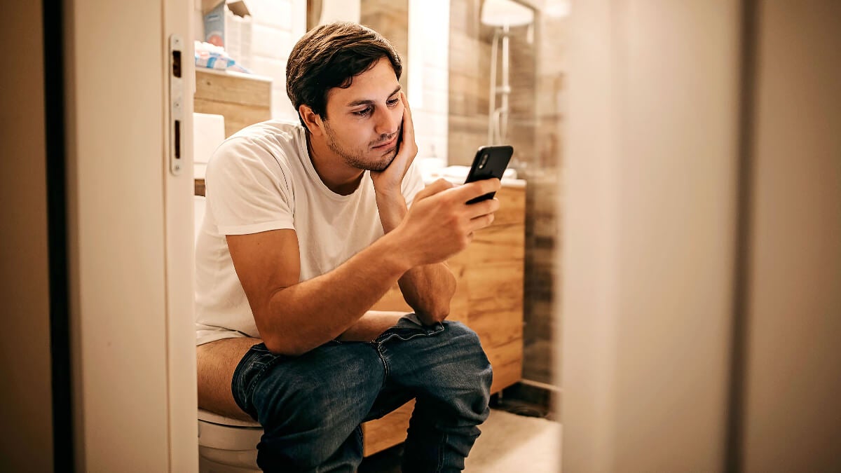 Llevar el móvil al baño puede parecer inofensivo, pero tiene estos riesgos para tu salud
