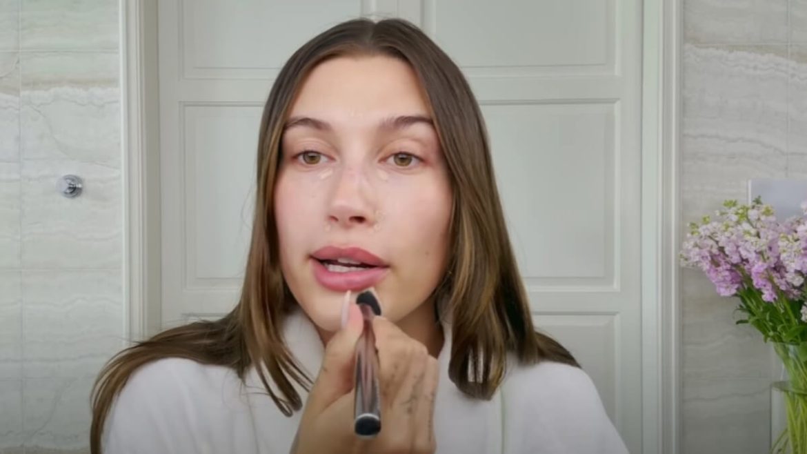 Hailey Bieber, modelo y empresaria: “no me complico, esto es lo único que hago por la mañana”
