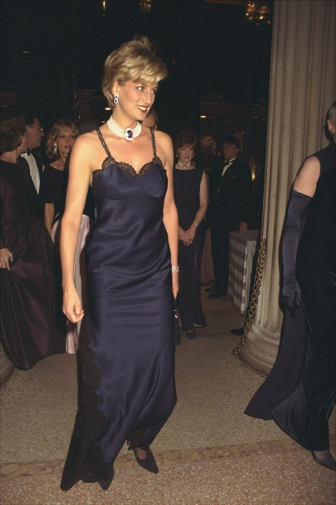 ​Presente y pasado del vestido lencero: de las propuestas de Chloé o Attico a las musas de siempre como Kate Moss o Lady Di 