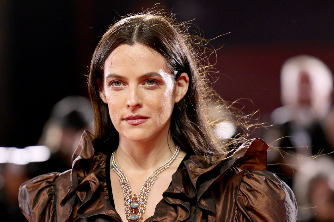 ​Riley Keough brilla en el Festival de Venecia con un collar de Cartier: Todos los detalles sobre la espectacular pieza 
