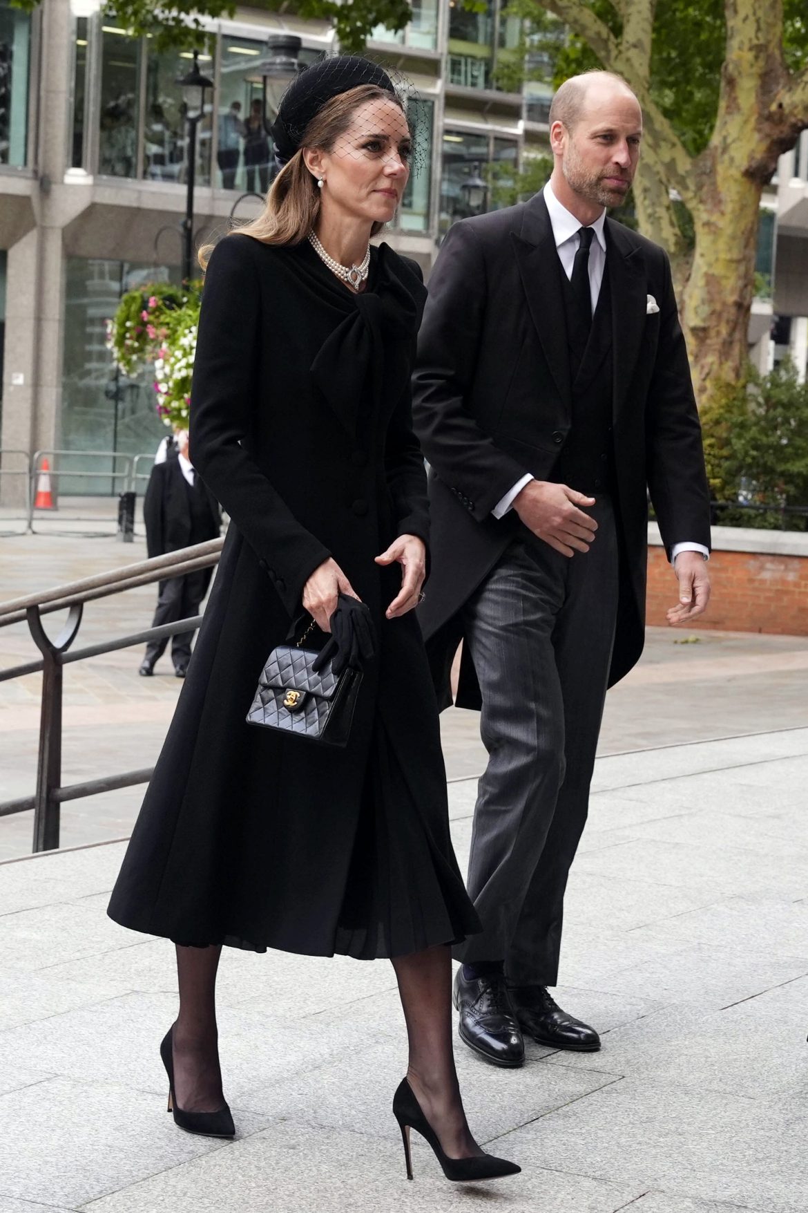 ​Kate Middleton, elegancia en el histórico funeral de la duquesa de Kent: con la gargantilla de perlas japonesas que heredó de Isabel II y el abrigo del funeral de Felipe de Edimburgo 