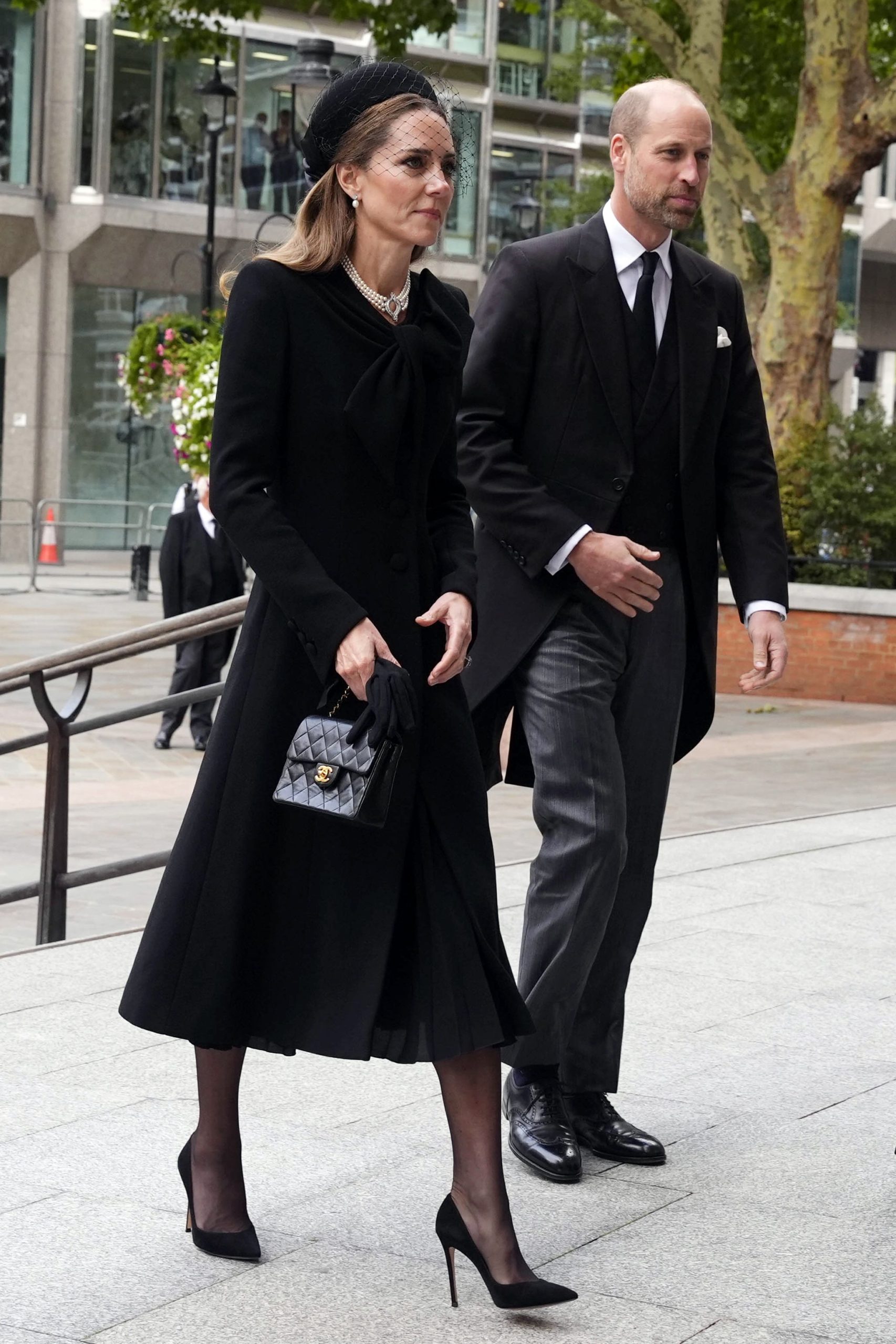 ​Kate Middleton, elegancia en el histórico funeral de la duquesa de Kent: con la gargantilla de perlas japonesas que heredó de Isabel II y el abrigo del funeral de Felipe de Edimburgo 
