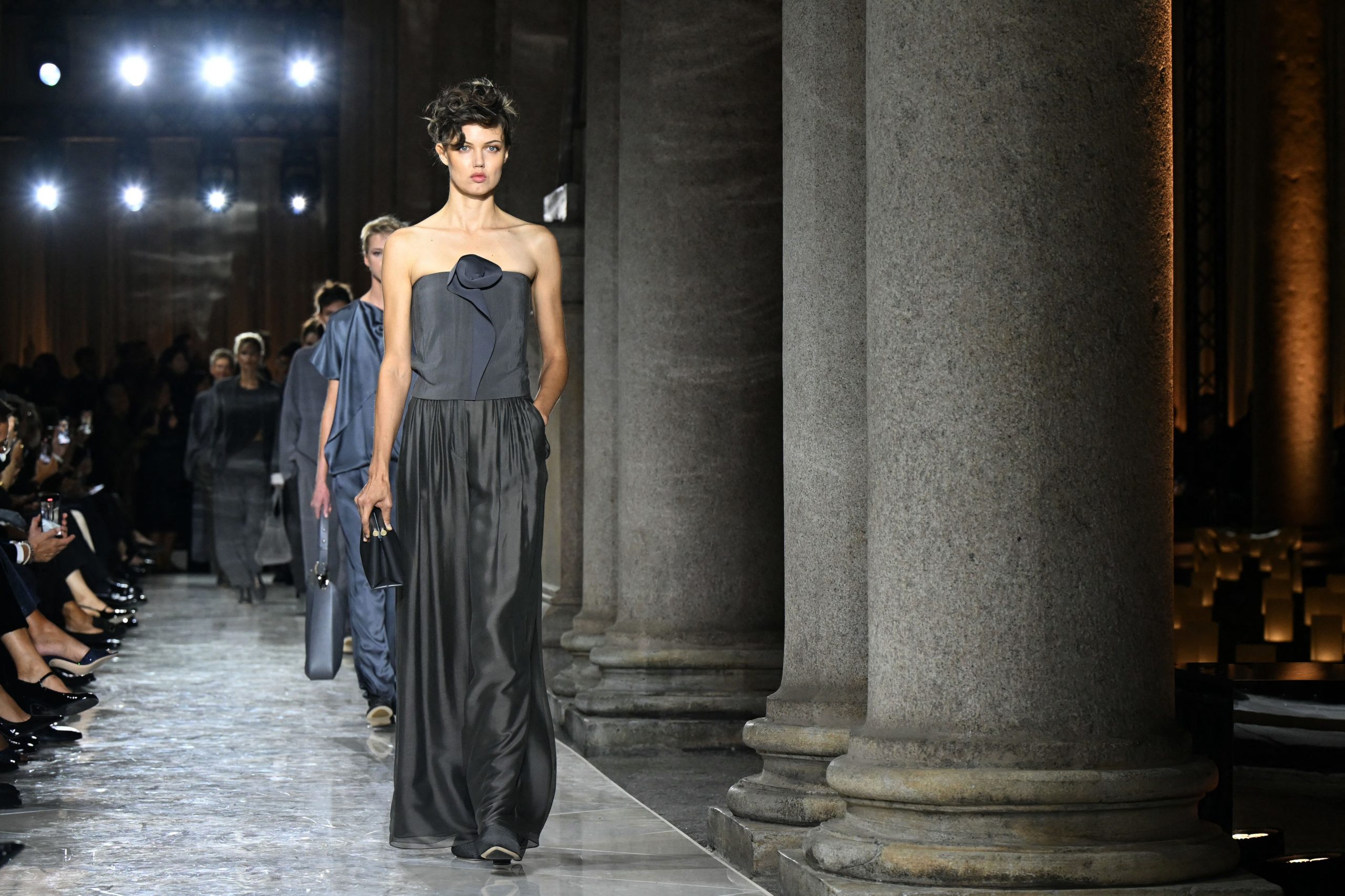​El fantasma que mueve los hilos: el último desfile de Giorgio Armani cierra la Semana de la Moda de Milán 