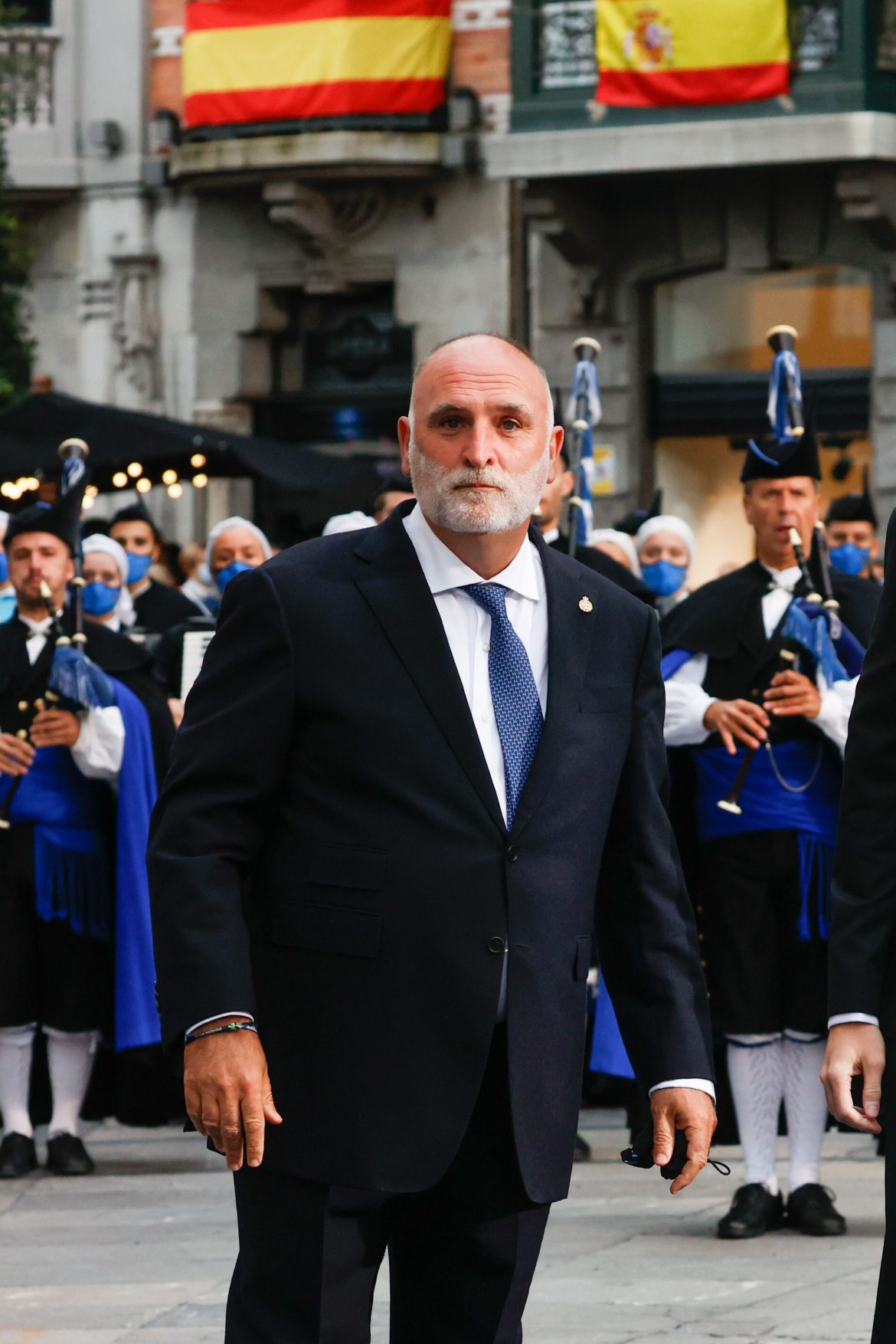 ​El chef José Andrés celebra sus 30 años de amor con Patricia Fernández de la Cruz: una segunda luna de miel conduciendo por España y una chispa que surgió en la puerta de un restaurante en Washington 
