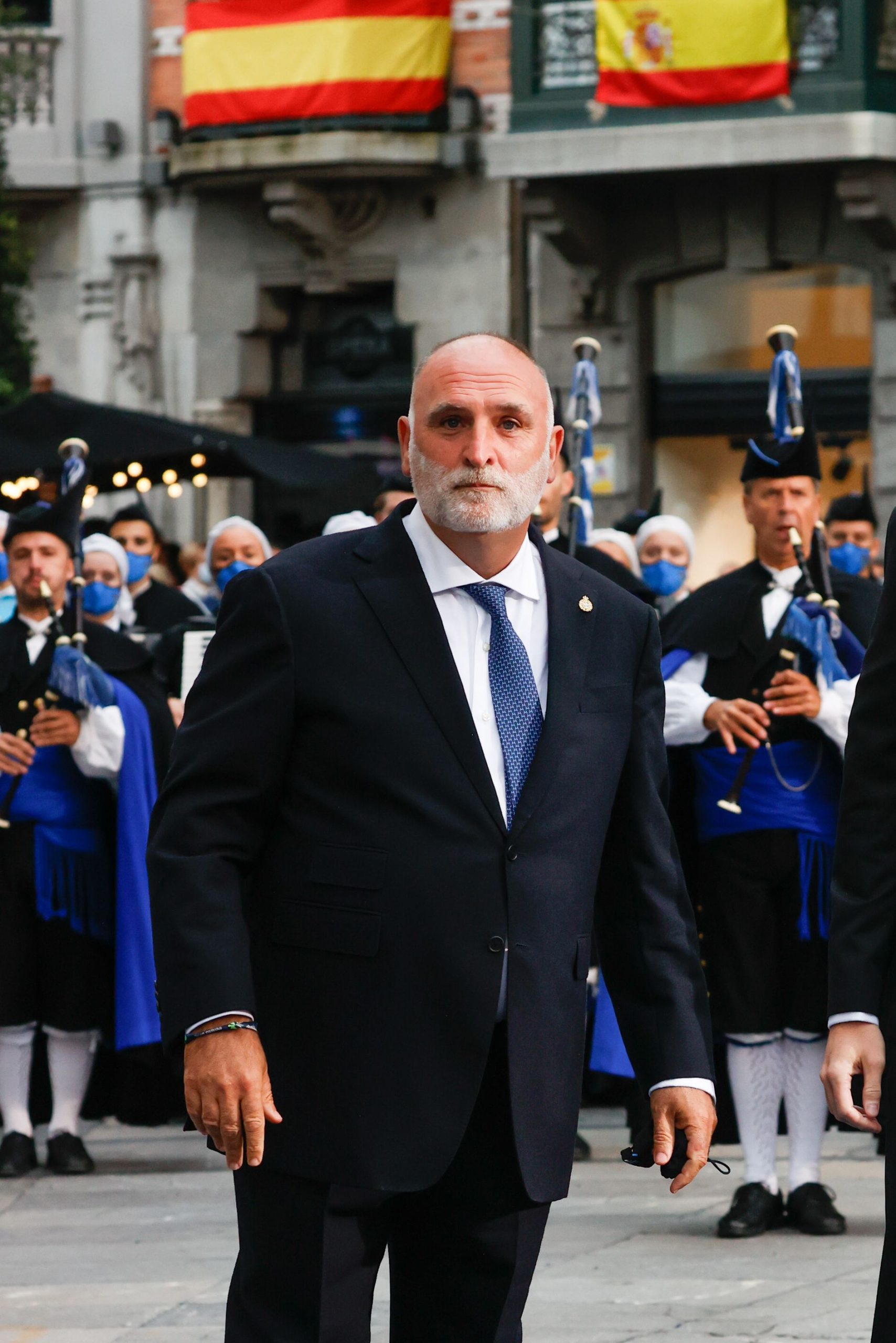 ​El chef José Andrés celebra sus 30 años de amor con Patricia Fernández de la Cruz: una segunda luna de miel conduciendo por España y una chispa que surgió en la puerta de un restaurante en Washington 