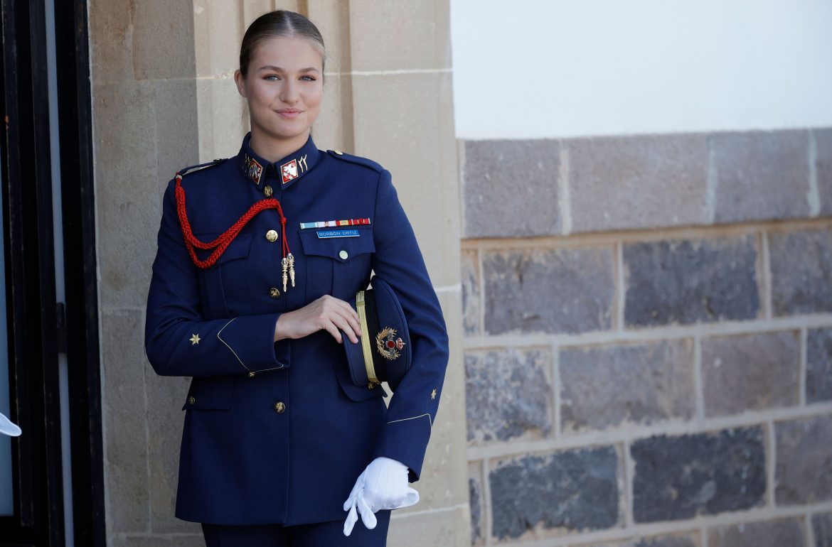 ​La princesa Leonor comienza su formación en el Ejército del Aire: todas las imágenes de su primer día en la Academia de San Javier (con subida a un avión incluida) 