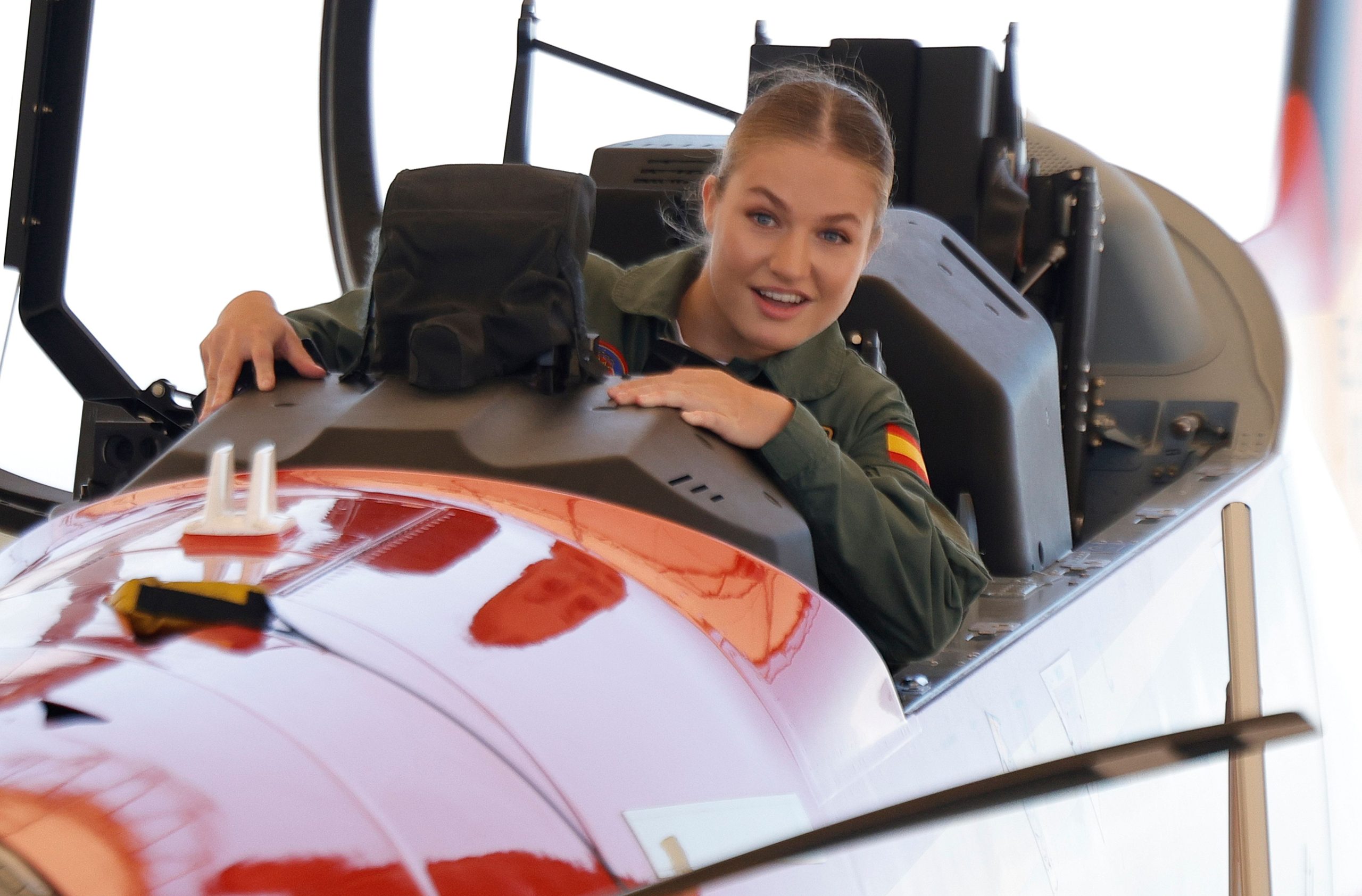 ​Con el mono de vuelo y subida a su avión de entrenamiento: presenciamos la llegada de Leonor a la Academia del Aire 