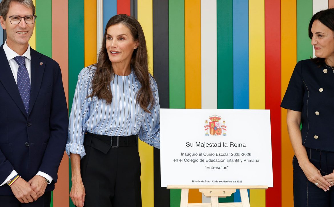 ​Letizia se viste de profe con una camisa a rayas y unas Mary Jane para inaugurar el curso escolar 