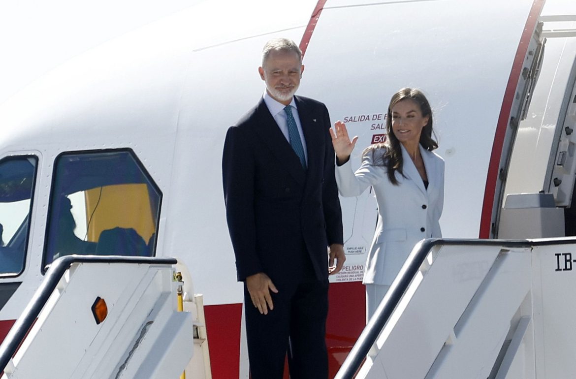 ​Destino El Cairo: los reyes Felipe y Letizia inician su histórico viaje de Estado a Egipto con la despedida oficial en Barajas 
