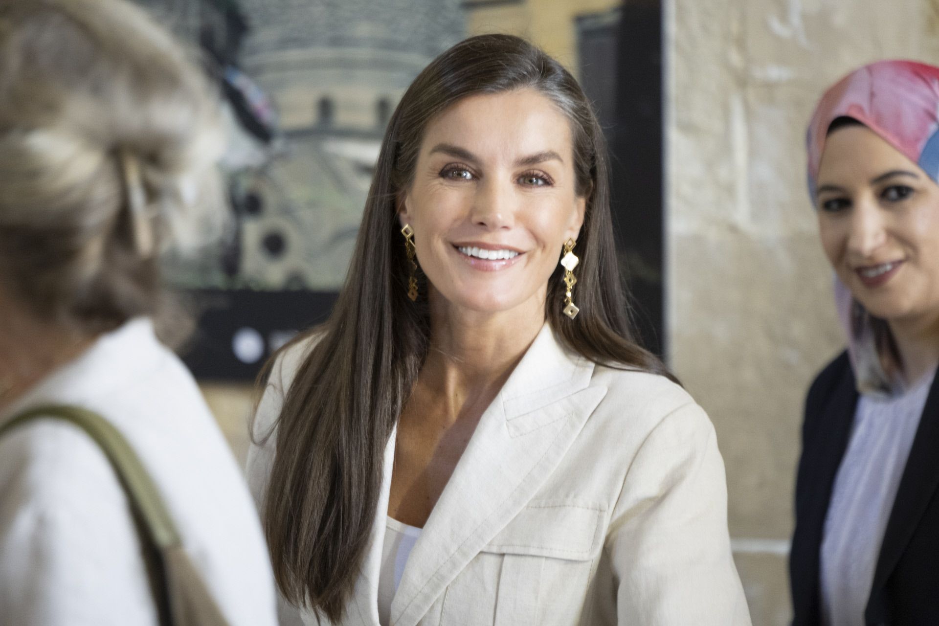 ​Letizia se adentra en la Ciudad de los Muertos: sus actos con la primera dama de Egipto y su apoyo a la moda local en su tercer día en El Cairo 