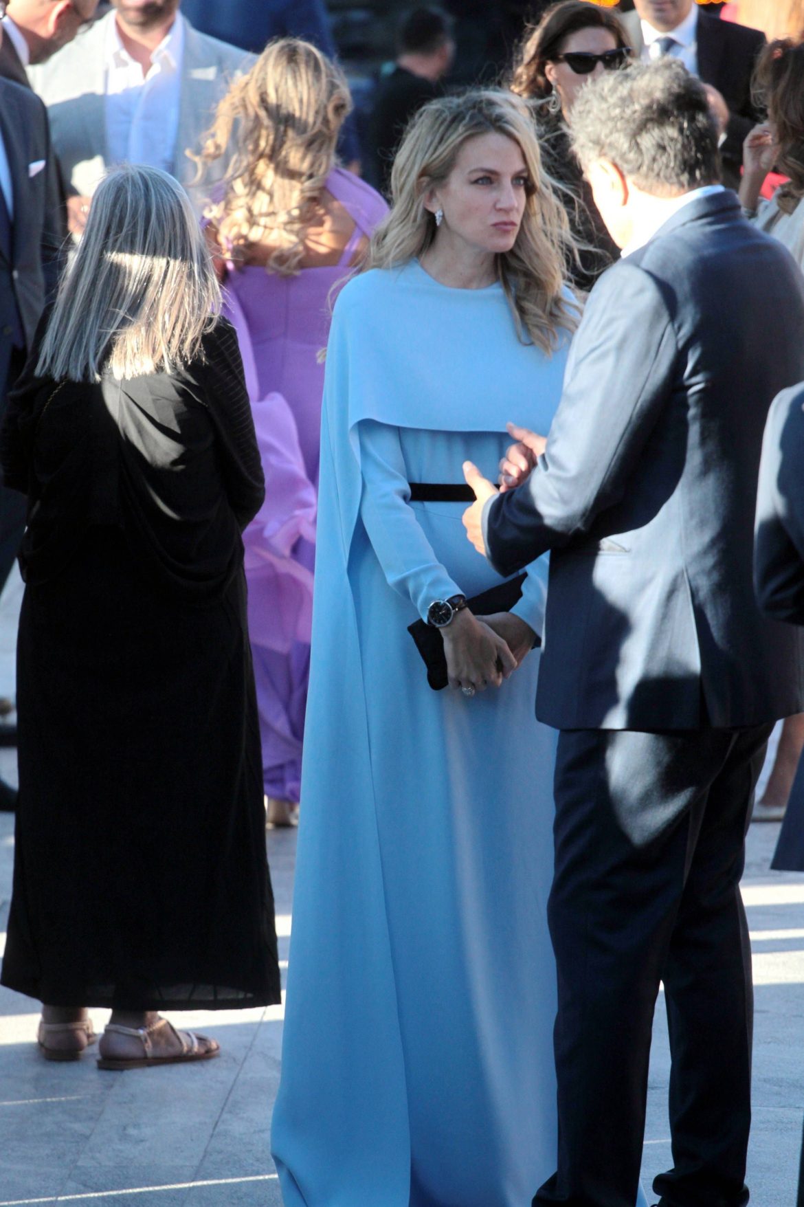 ​Chrysi Vardinogianni impacta con un vestido con capa en la boda de su hermano: de las bromas del príncipe Nicolás a la elegancia de Ana María de Grecia 