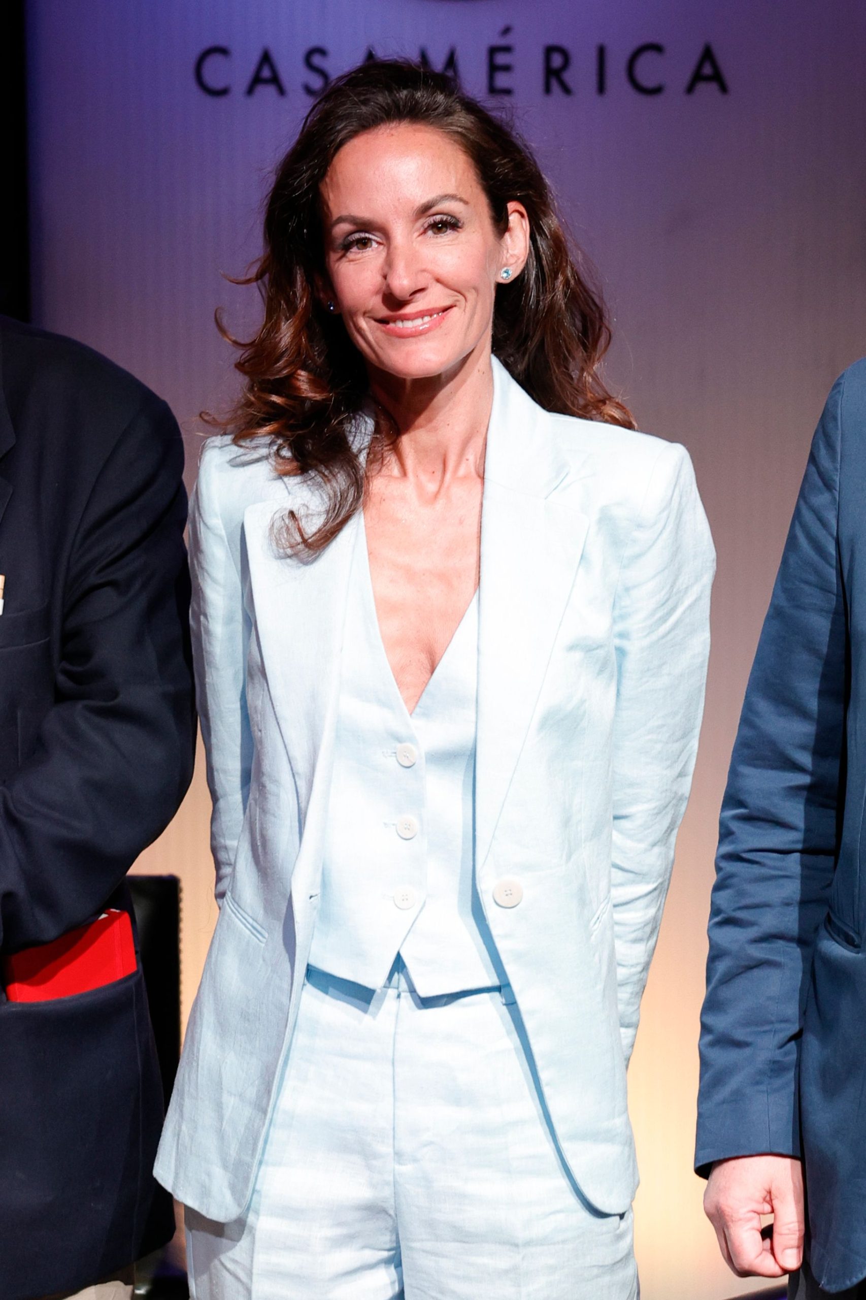 ​Telma Ortiz, periodista por un día en un encuentro que habría disfrutado Letizia: su look con traje sastre de Mango y zapatos de vinilo 