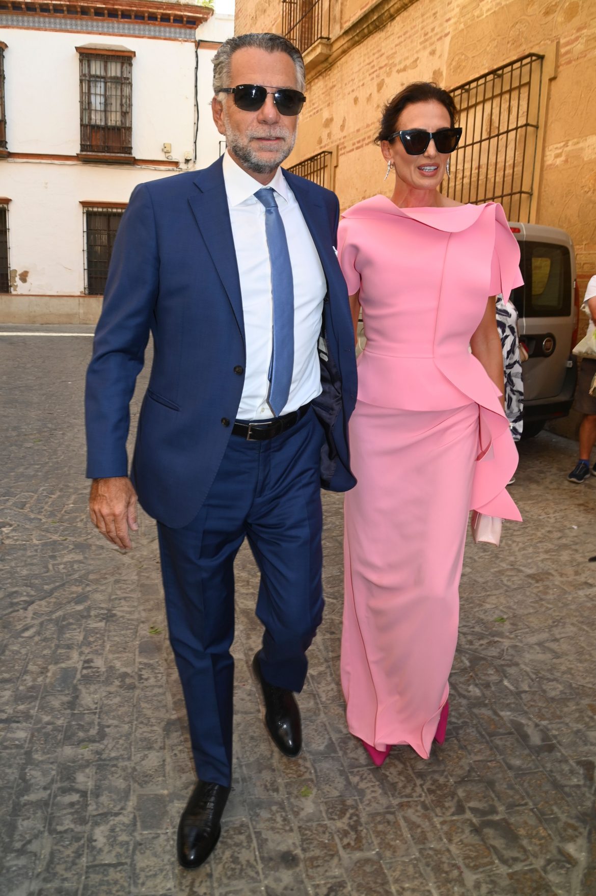 ​Nieves Álvarez, de boda en Sevilla junto a Bill Saad: una invitada de rosa con look de Isabel Sanchís Costura y joyas de Bvlgari 