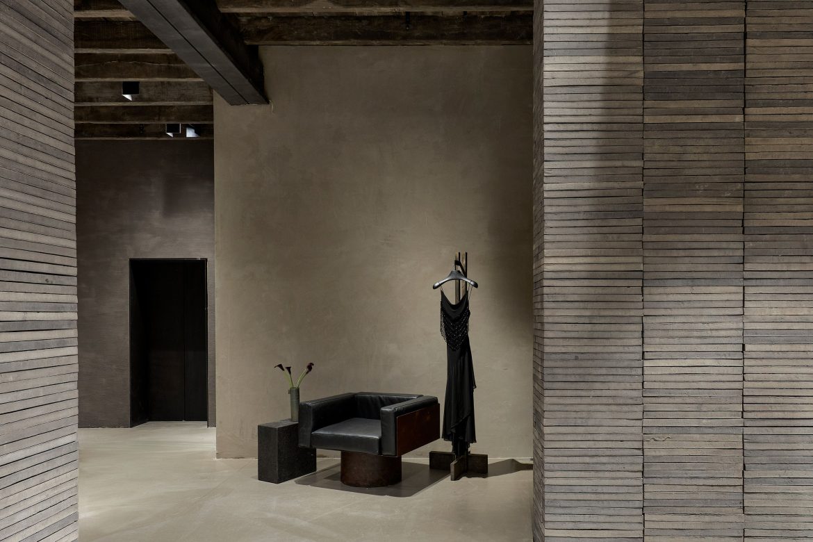 ​Menos ropa, más emoción: la nueva arquitectura del retail global y sus tiendas que parecen museos, apartamentos o galerías 
