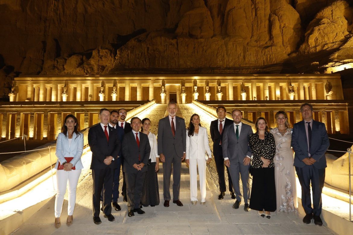 ​Sublime de los sublimes: Felipe y Letizia visitan el templo de Hatshepsut e inauguran su iluminación “española” en la última noche de su viaje a Egipto 