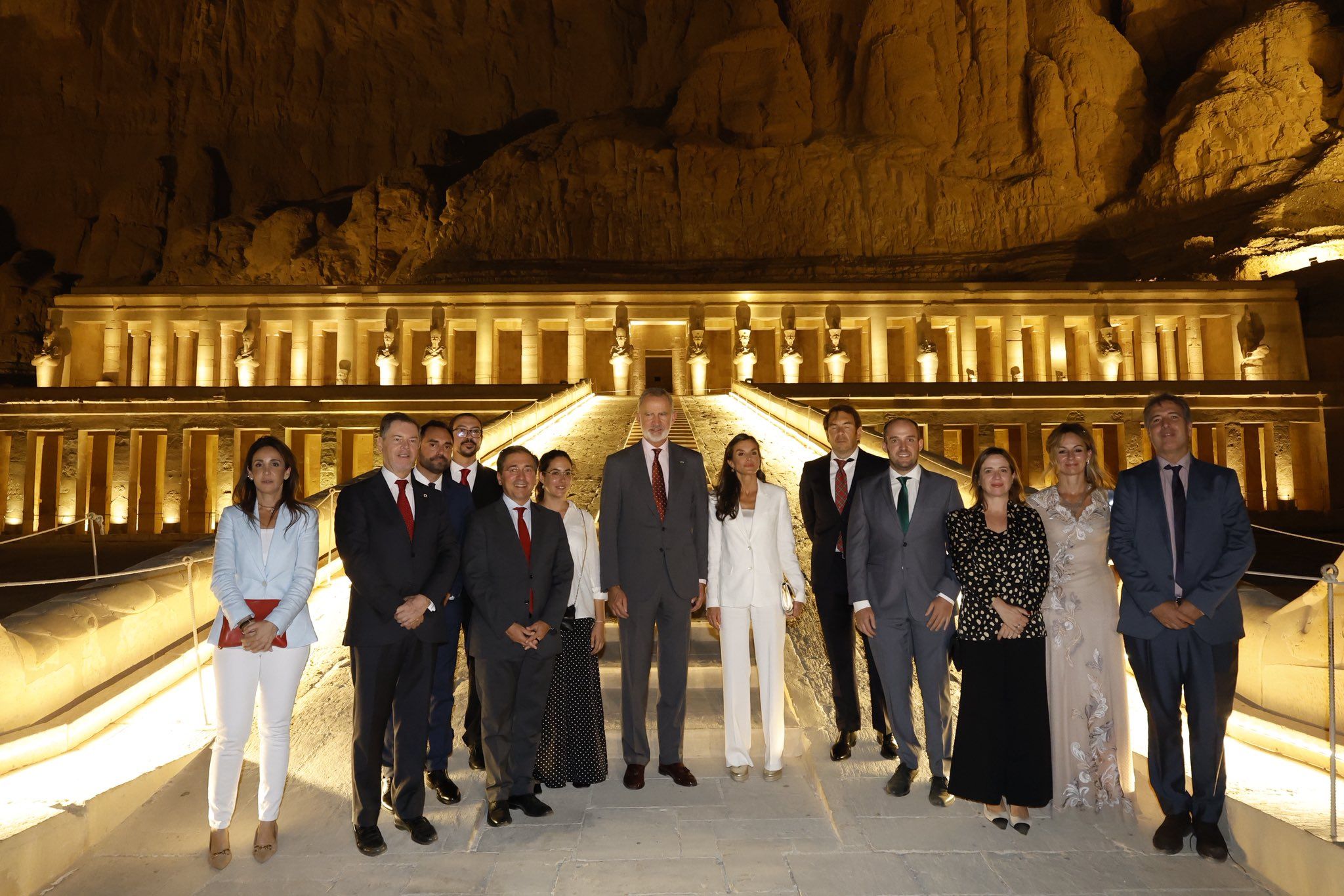 ​Sublime de los sublimes: Felipe y Letizia visitan el templo de Hatshepsut e inauguran su iluminación “española” en la última noche de su viaje a Egipto 