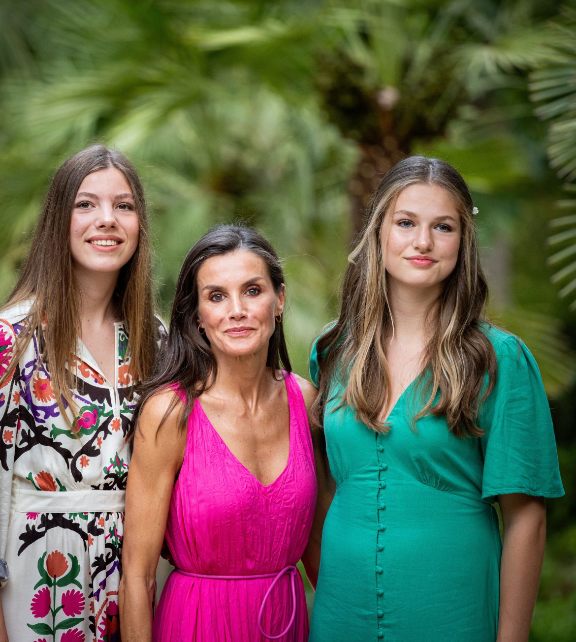 ​La reina Letizia cumple 53 años: las pulseras gemelas que podría convertir en tiaras para Leonor y Sofía 