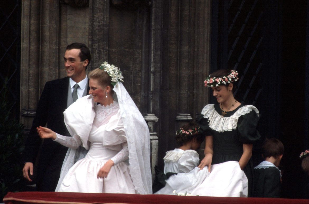 ​La boda de Astrid de Bélgica: cuando la hermana del actual rey dio el ‘sí, quiero’ al archiduque Lorenzo de Austria-Este con un vestido de mangas globo y sin tiara 