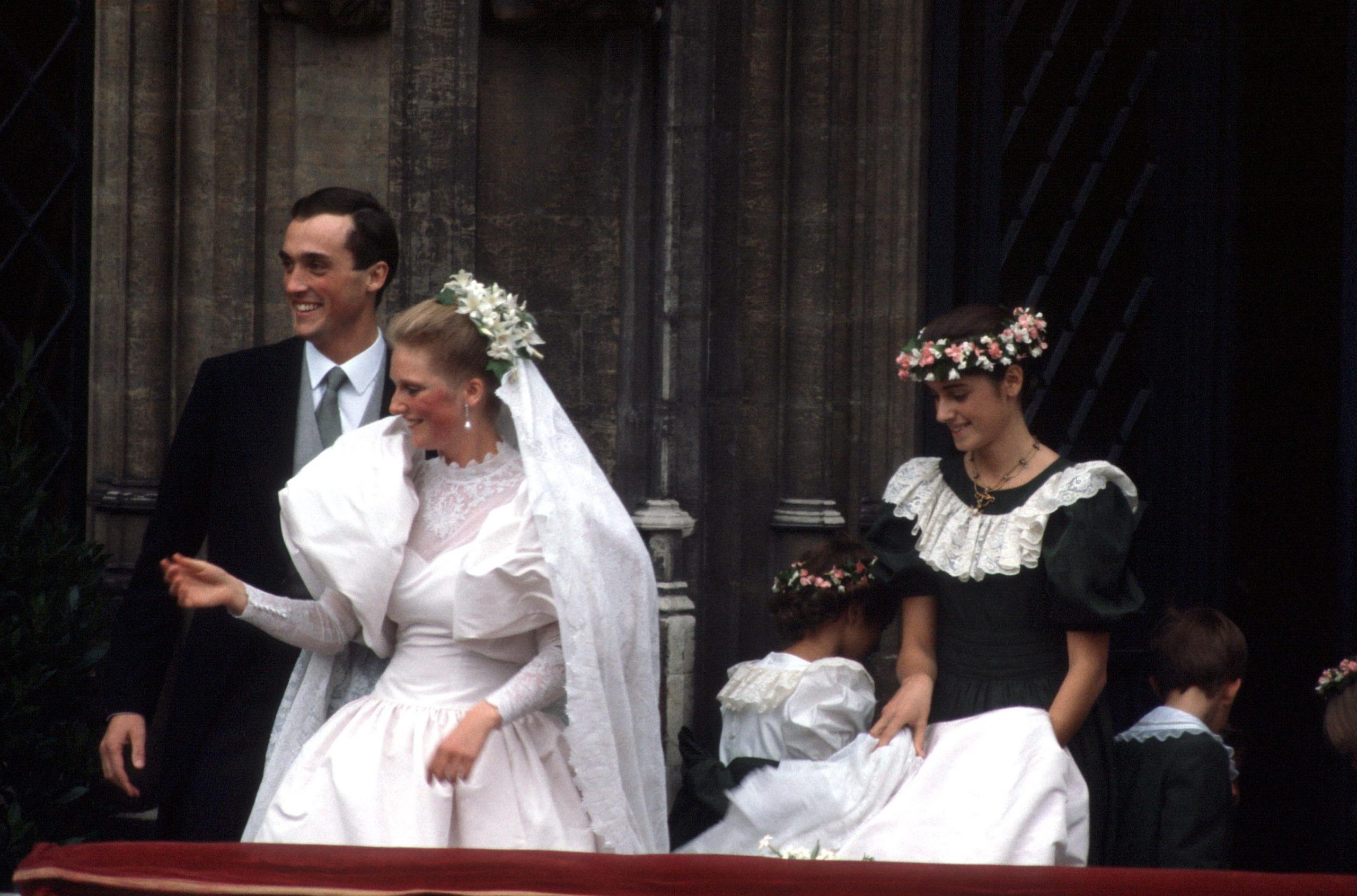​La boda de Astrid de Bélgica: cuando la hermana del actual rey dio el ‘sí, quiero’ al archiduque Lorenzo de Austria-Este con un vestido de mangas globo y sin tiara 