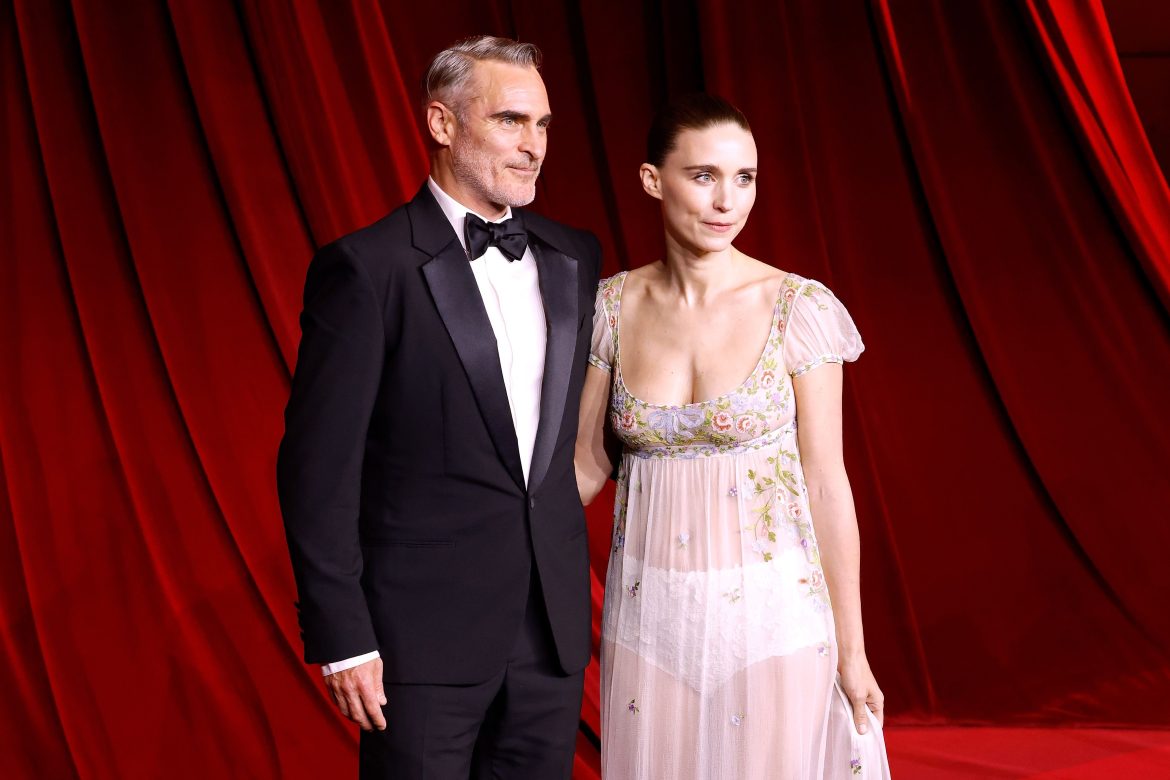 ​Así viven Joaquin Phoenix y Rooney Mara: una mansión en las colinas de Hollywood, madrugones para llevar a su hijo al colegio y clases de kárate para desconectar 