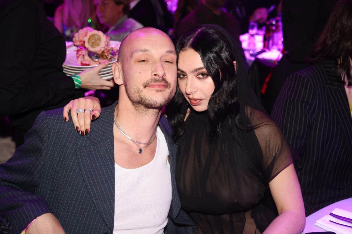 ​Charli xcx vuelve a casarse con George Daniel: al son de Enrique Iglesias y rodeada de Troye Sivan y otros amigos de la música en uno de los pueblos más bonitos de Sicilia 