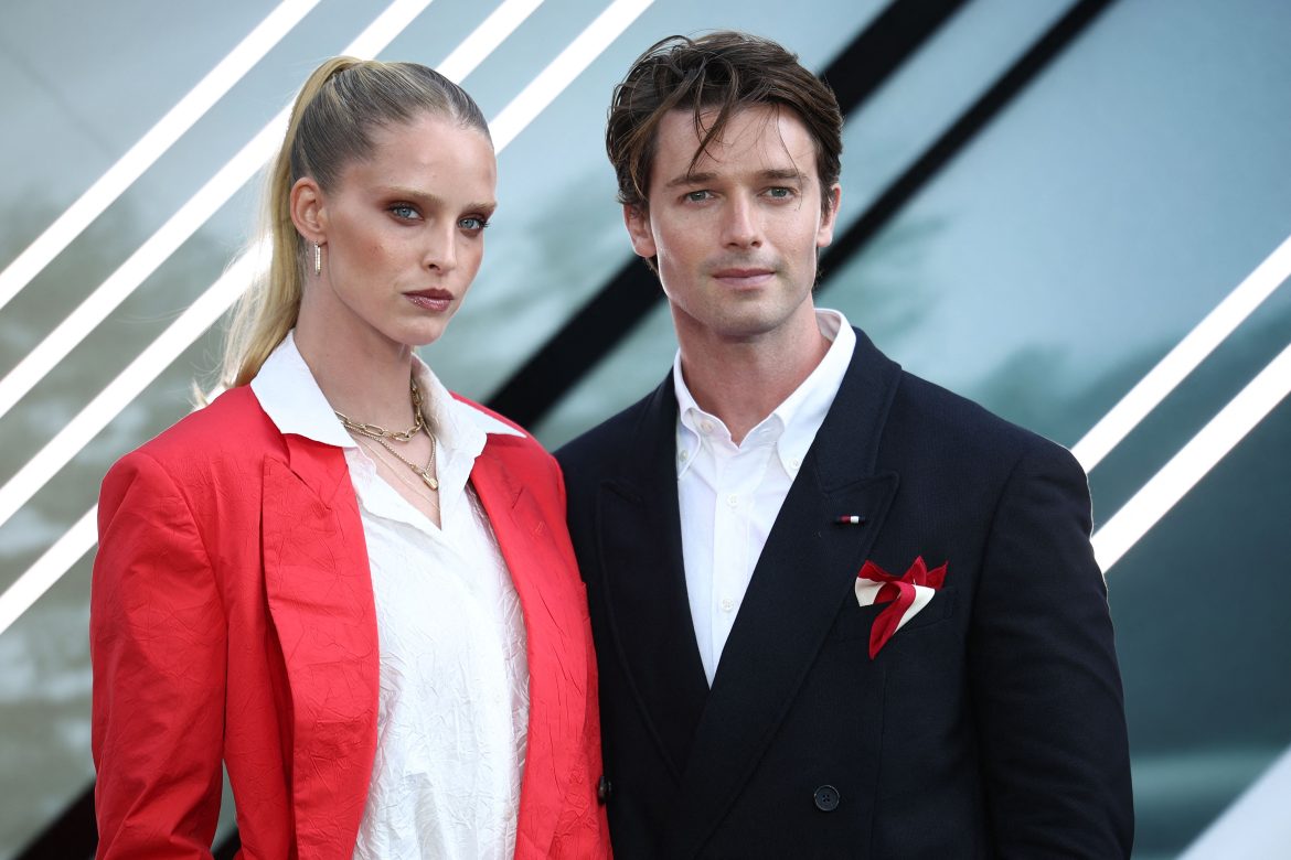 ​La boda minimalista de Abby Champion y Patrick Schwarzenegger: vestido de Danielle Frankel con sobrefalda y forro pintado a mano, guantes de tul y unos pequeños diamantes 