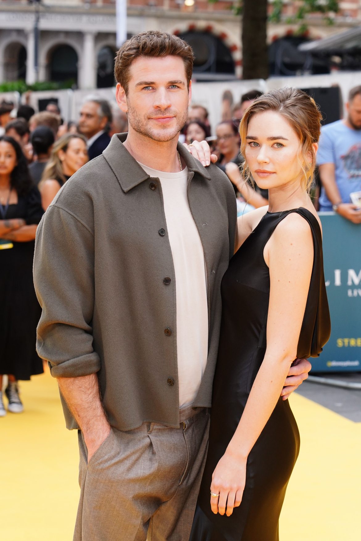 ​“Espero que ella también pueda comprarse flores”: el anuncio de boda de Liam Hemsworth y Gabriella Brooks se llena de comentarios maliciosos 