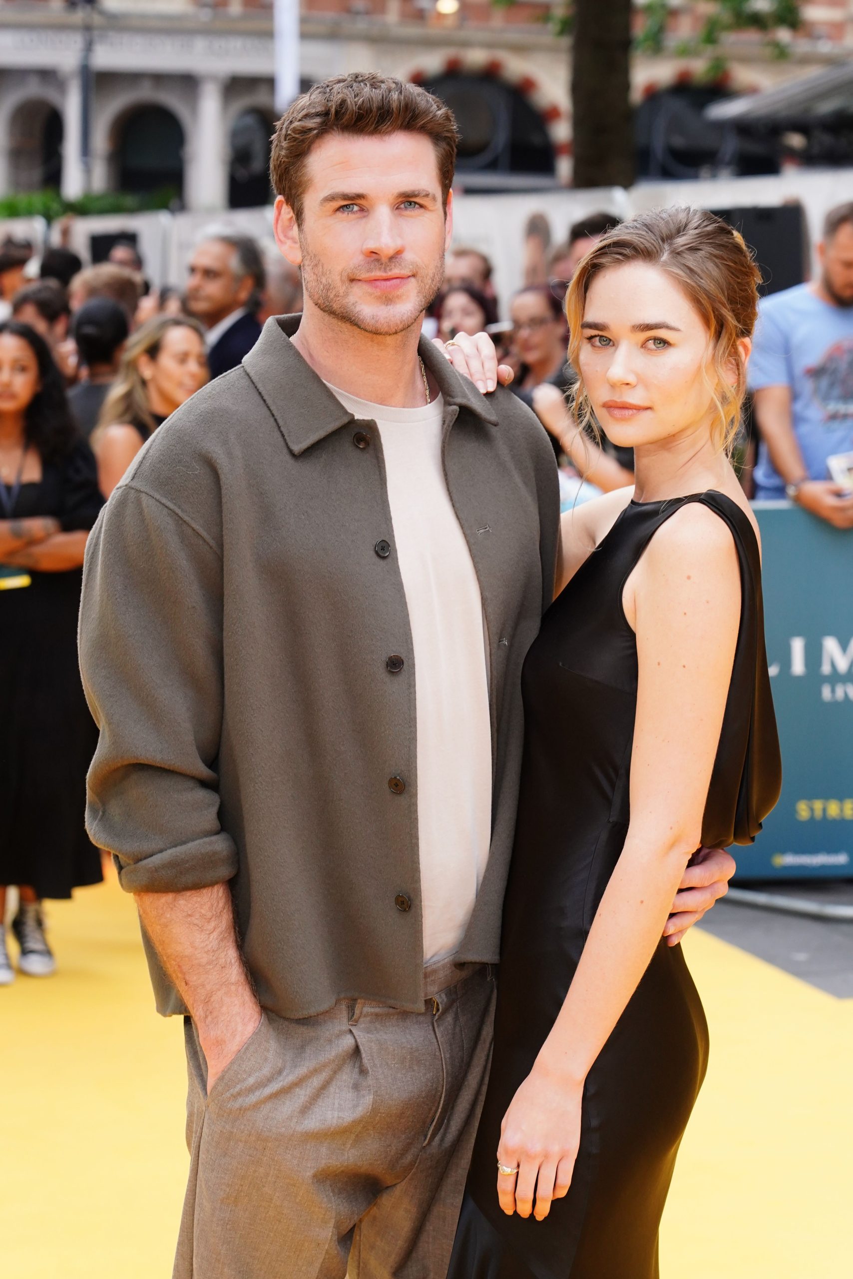 ​“Espero que ella también pueda comprarse flores”: el anuncio de boda de Liam Hemsworth y Gabriella Brooks se llena de comentarios maliciosos 