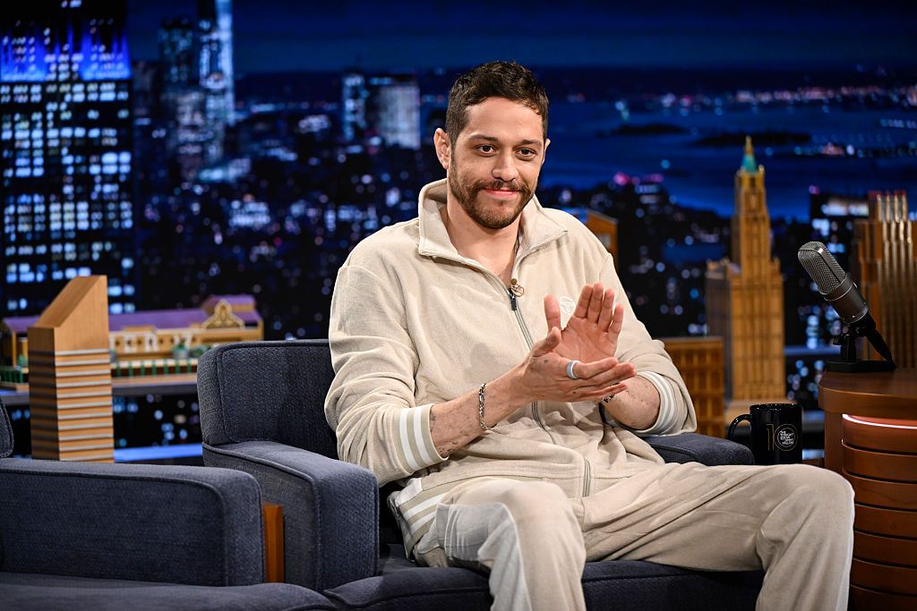 ​"La gente está deseando machacar a los famosos”: Pete Davidson defiende a Pedro Pascal y se desahoga contra los ‘haters’ 