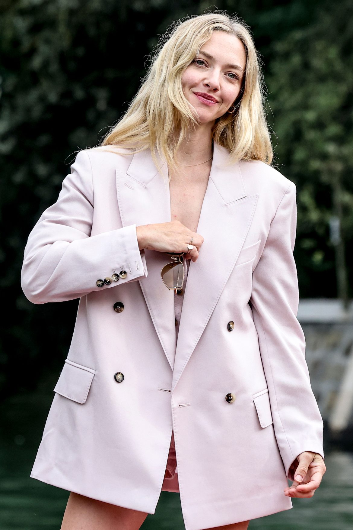 ​Amanda Seyfried, una enorme granja cerca de Nueva York con 27 mascotas y una ‘niñera’ para sus dos hijos de absoluta confianza: así es su vida fuera de la alfombra roja 
