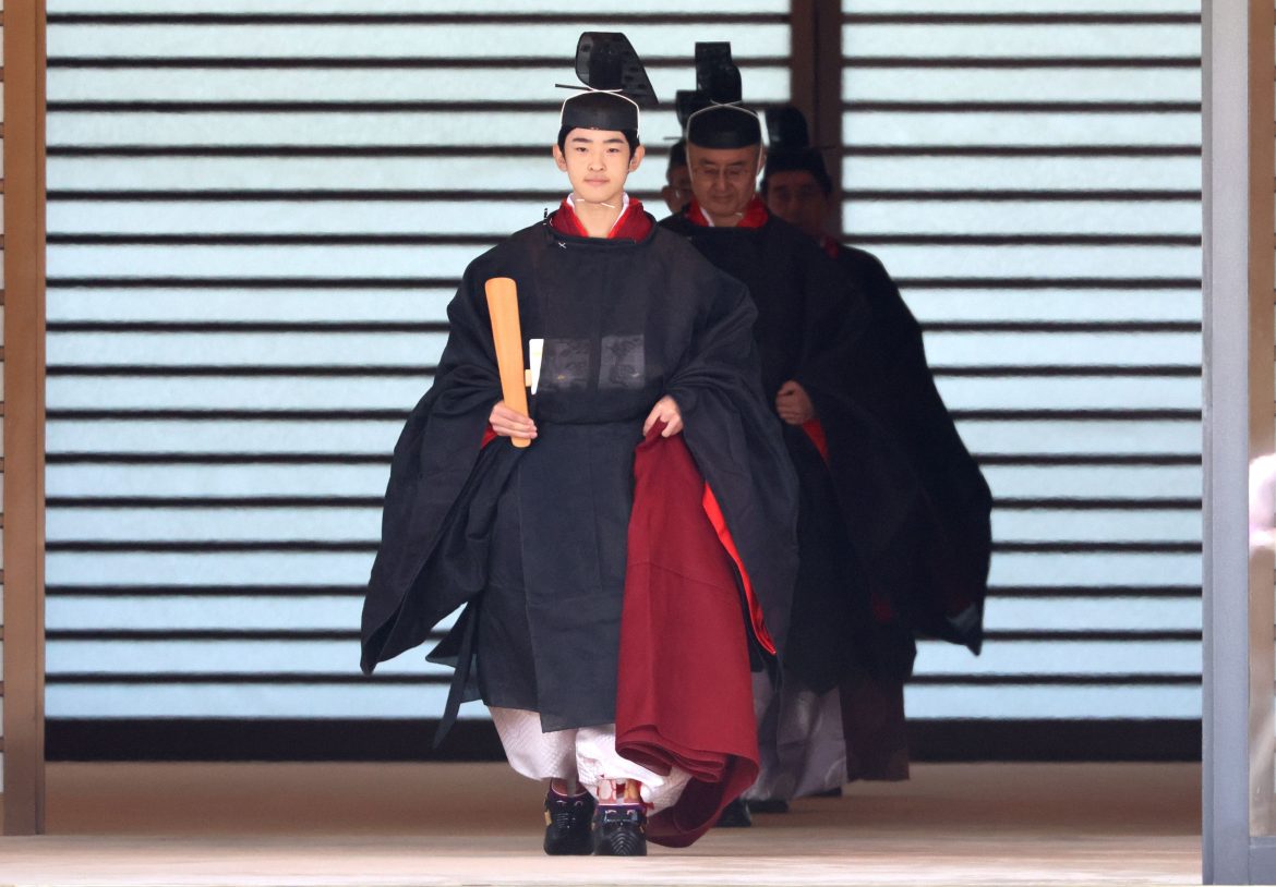 ​Hisahito de Japón, el príncipe sobre quien reposa el futuro de la dinastía, celebra su 19º cumpleaños con la primera ceremonia de mayoría de edad en 40 años: ritos ancestrales, silencio y el debate sobre si él debe ser emperador 