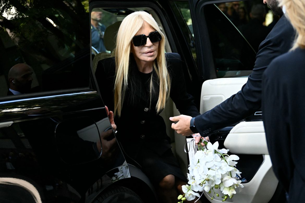 ​Donatella Versace, Lavinia Borromeo, Valeria Mazza… la capilla ardiente de Giorgio Armani en Milán 
