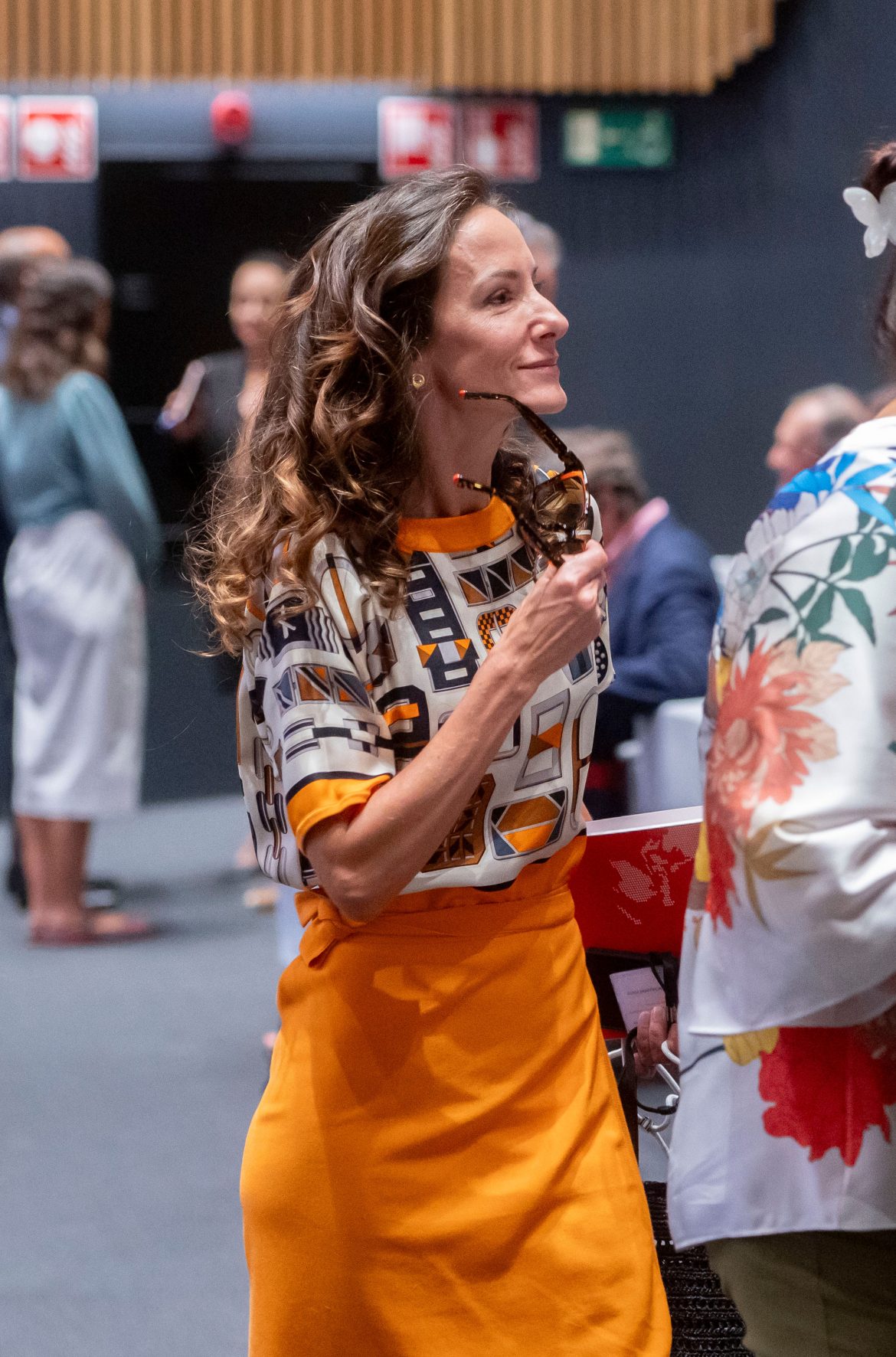 ​Telma Ortiz y su vuelta a la rutina como oyente en una charla del ministro Albares (y con vestido de seda vintage de Hermès) 
