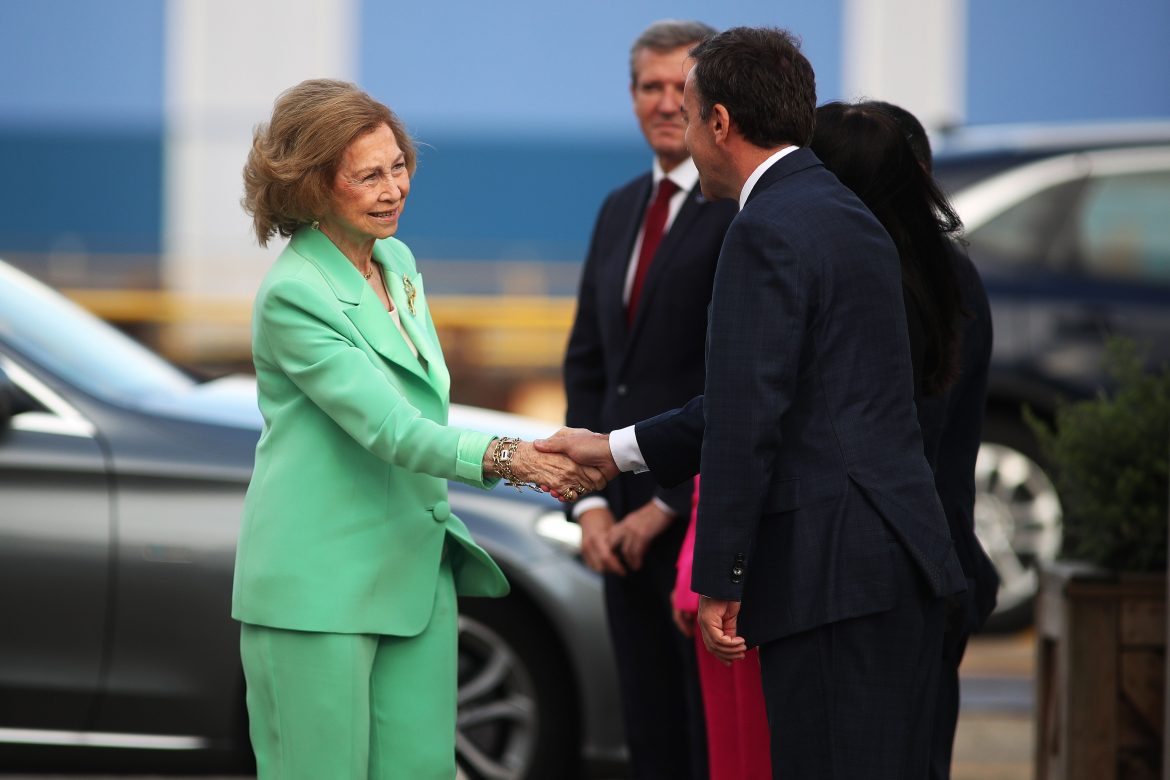 ​Tú a Sanxenxo y yo a Ferrol: doña Sofía, madrina de un buque histórico mientras don Juan Carlos vuelve a las regatas 