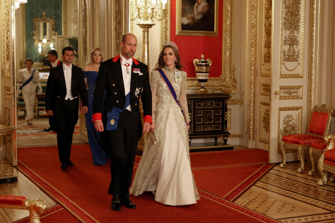 ​Lo (casi) nunca visto: Guillermo y Kate Middleton, cogidos de la mano en un momento íntimo durante el banquete de Estado 