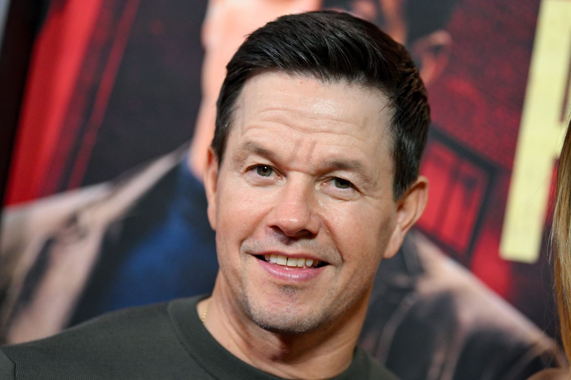 ​“Ya tendría que estar en la cama”: Mark Wahlberg regresa a la alfombra roja con su mujer y sus cuatro hijos 