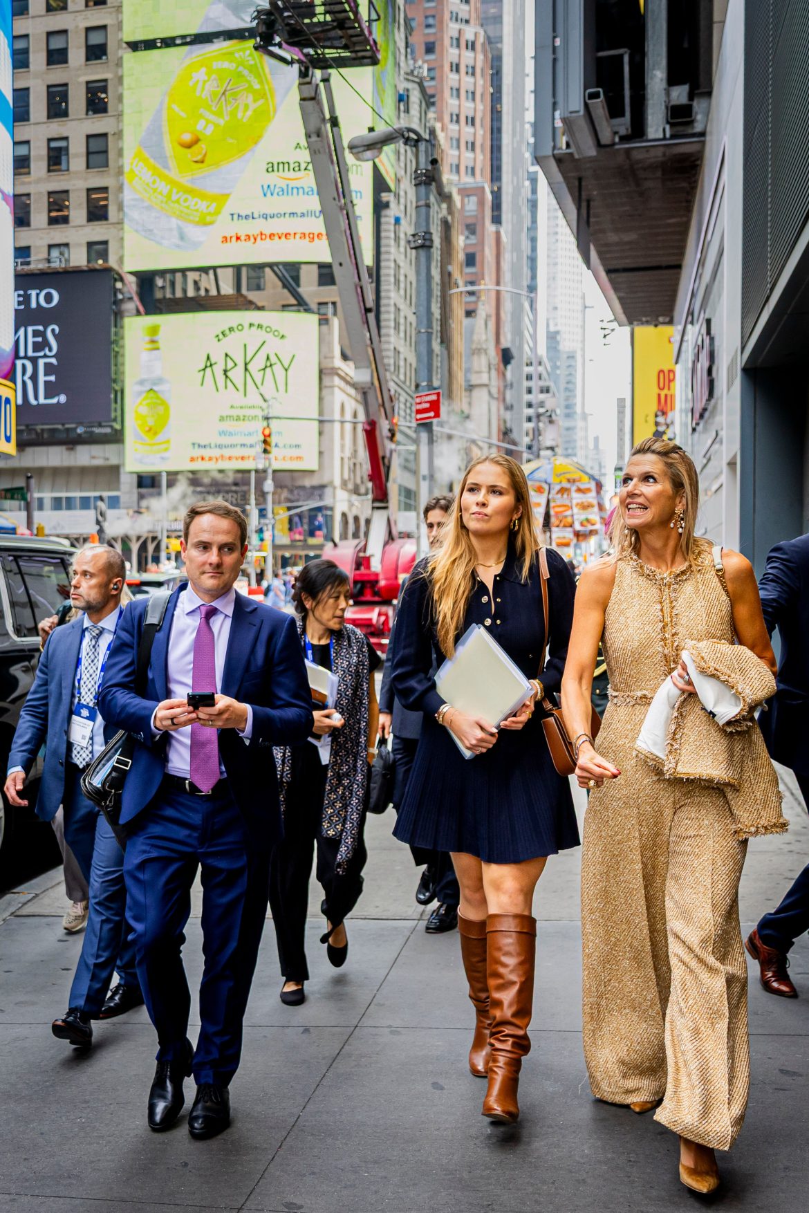 ​Máxima de Holanda (con mono de tweed y maxipendientes) y la princesa Amalia (con look neoyorquino): paseo por Times Square y reunión con Bill Gates 