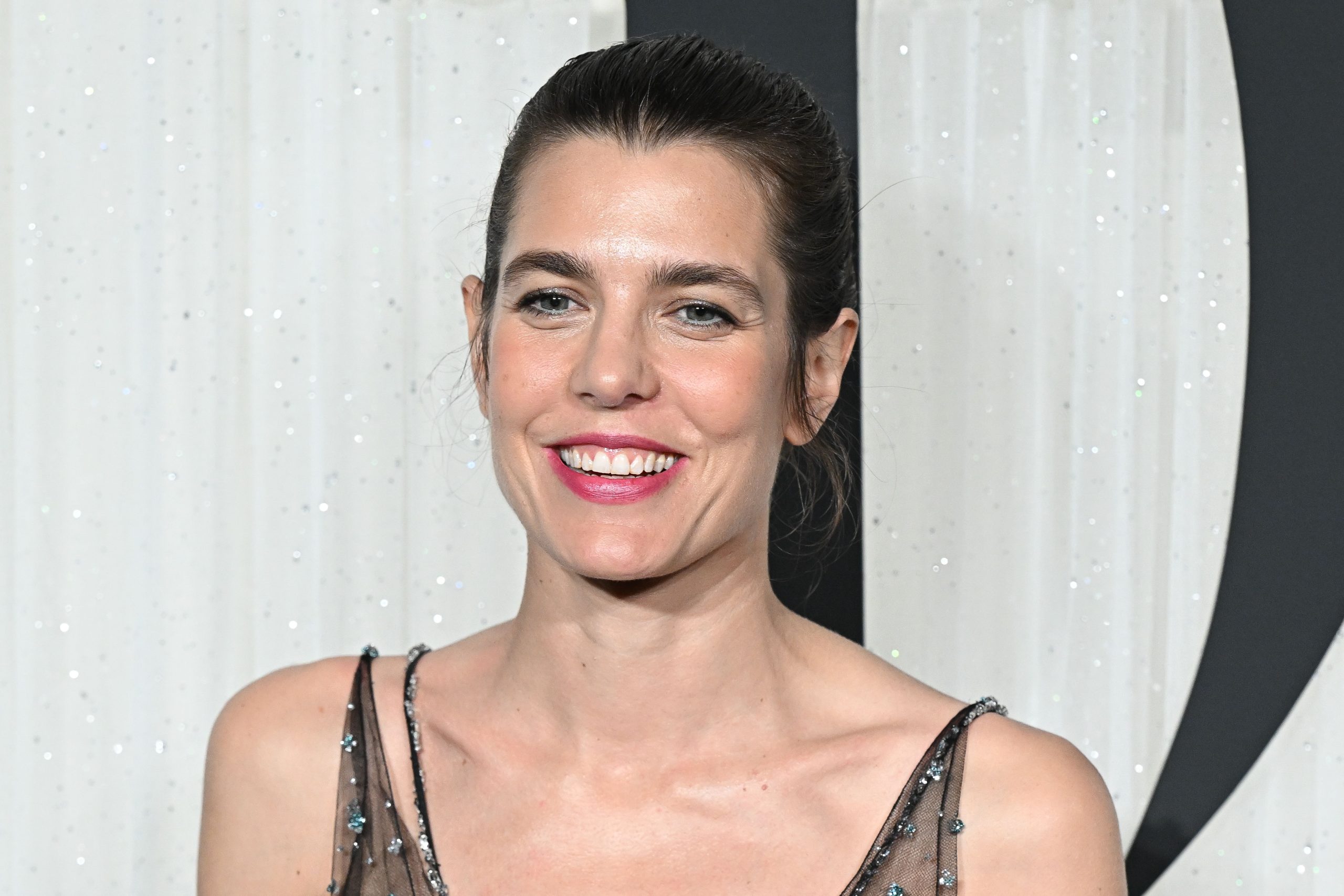 ​Tul con pedrería para una noche estrellada: Charlotte Casiraghi brilla con un vestido de alta costura de Chanel en la Ópera Garnier 
