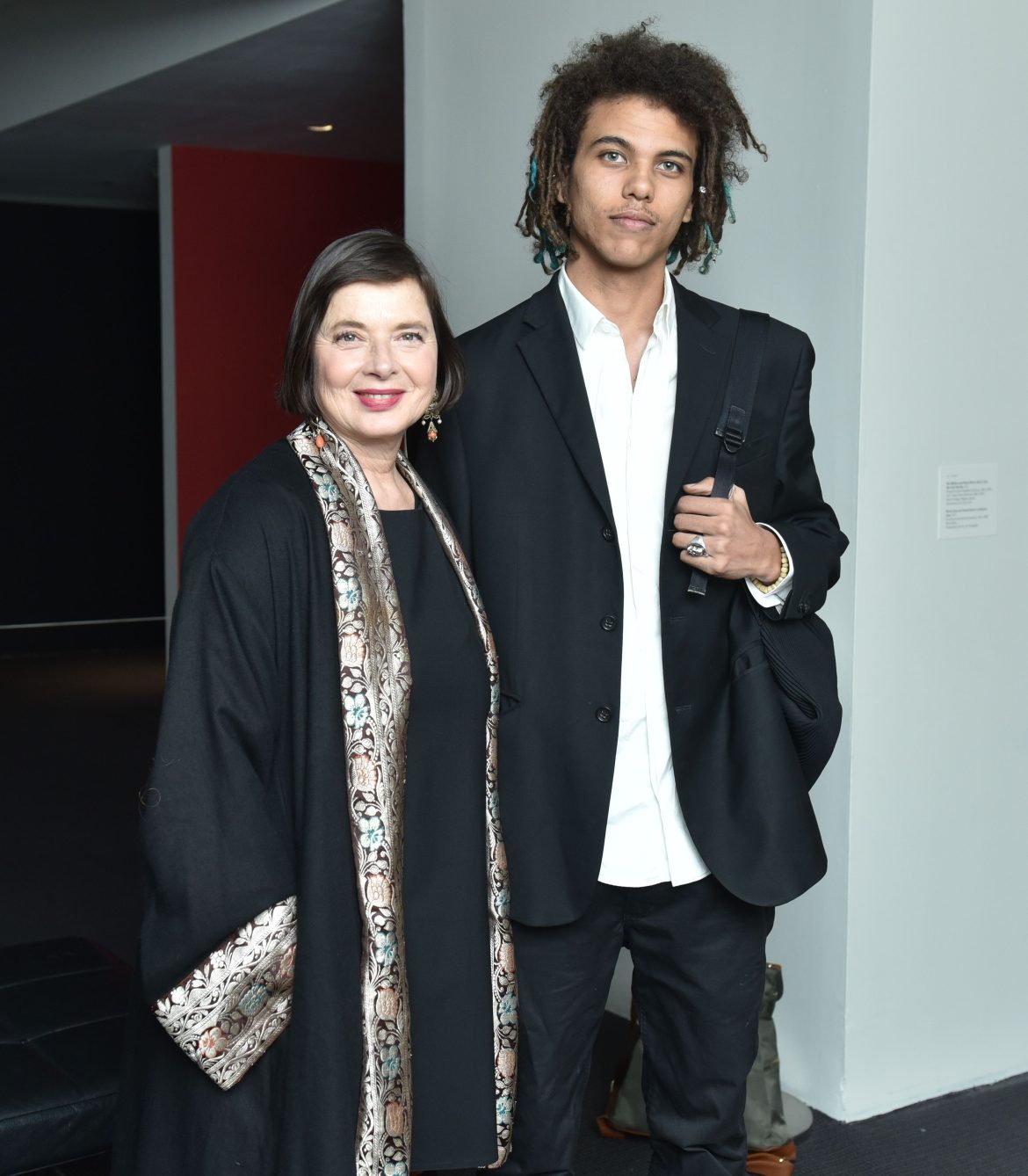 ​Isabella Rossellini abre su álbum personal para felicitar a su hijo: así vive Roberto entre pasarelas, arte digital y al lado de su mujer, una directora filipina, en un piso con vistas a Manhattan 