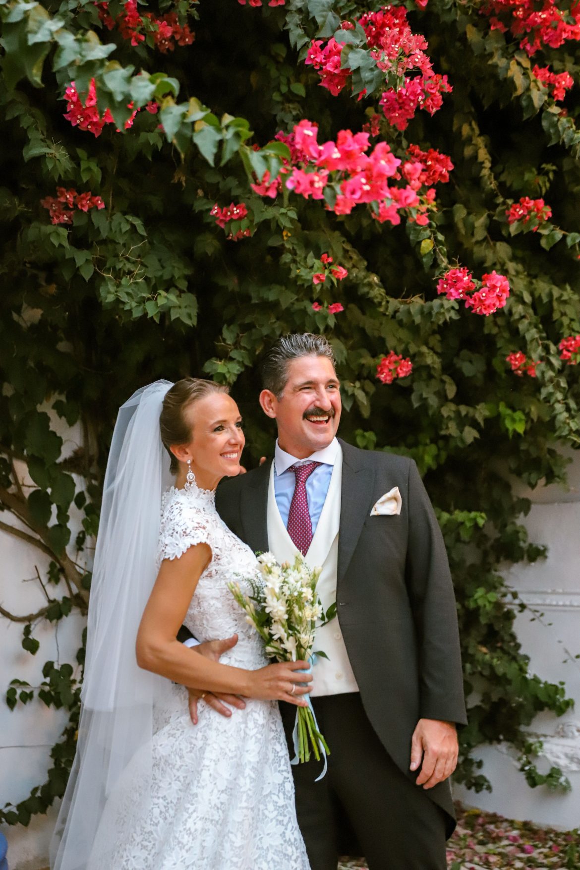 ​El album oficial de la boda de los príncipes Vesna y Aleksandar de Serbia en el Palacio de los Infantes de Orleans y Borbón (Sevilla): un vestido de novia español inspirado en Pippa Middleton y los mismos pendientes que la condesa de Ampurias 