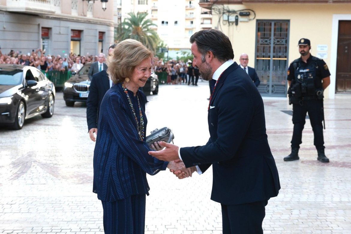 ​La reina Sofía se queda sola en Zarzuela: guiño a Grecia y a los reyes en Elche antes de despedirlos 