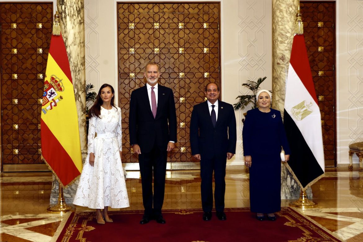 ​Viaje de Estado a Egipto: Felipe VI y Letizia son recibidos con honores en el palacio de Al-Ittihadiya 