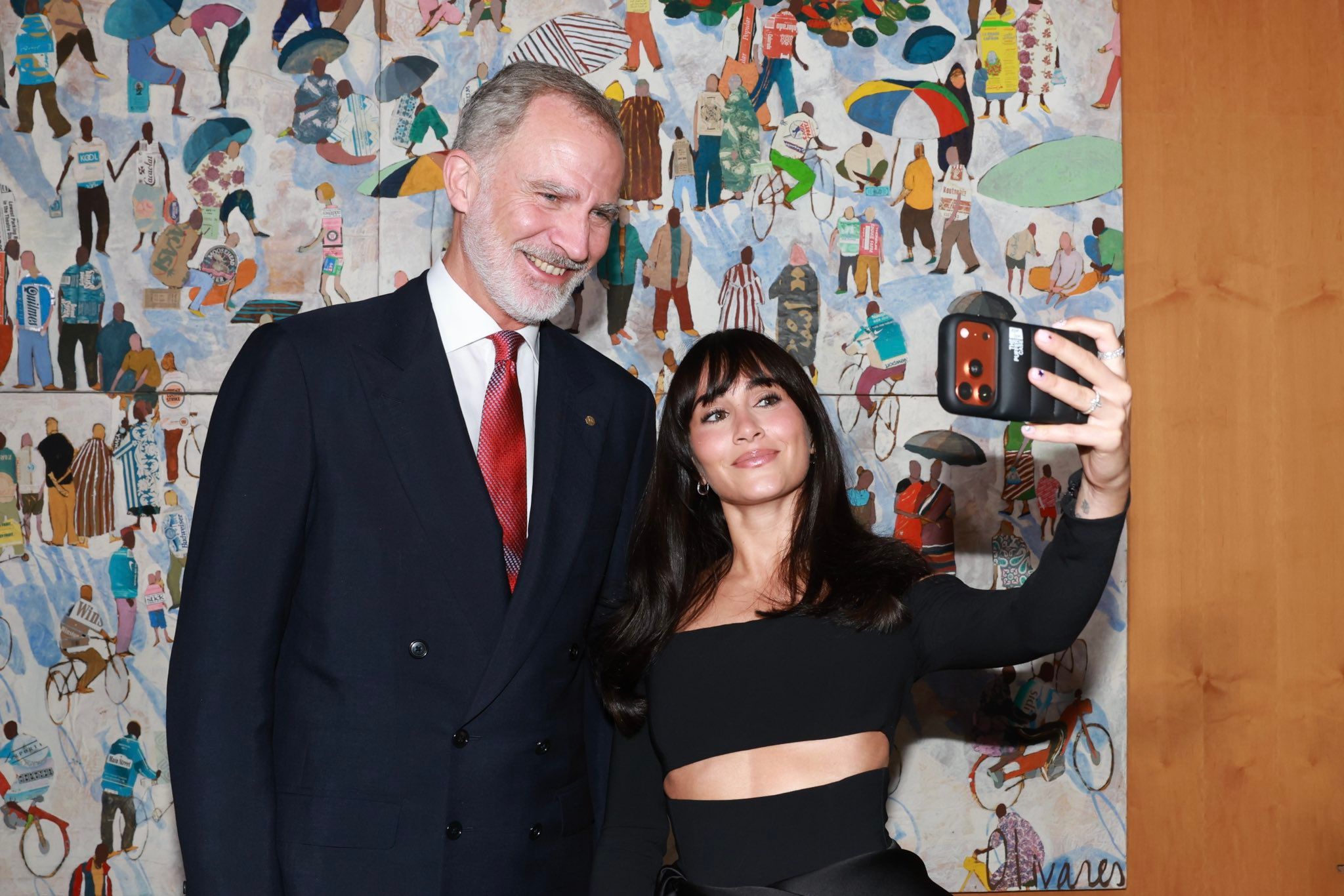 ​“¡Qué majísimo!” El selfie de Felipe VI y Aitana (compartido por Casa Real) tras ser distinguida con el premio Cultura de La Vanguardia 