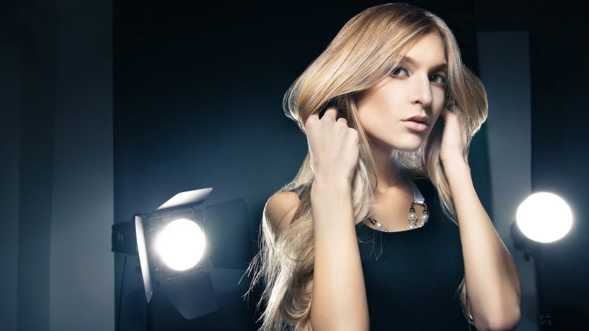 Evita el efecto raíz con “Illumina Inverse”, la técnica para rubias que da un “look” natural