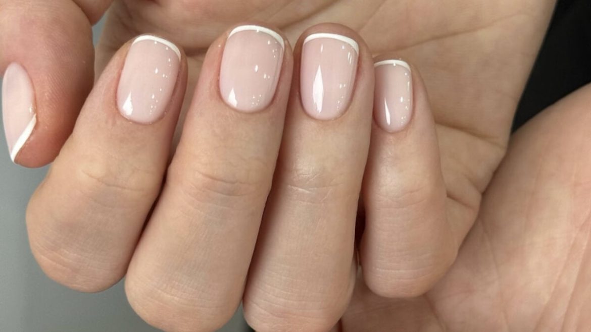 Manicura “micro-french”: cómo lograrla en casa con acabado profesional