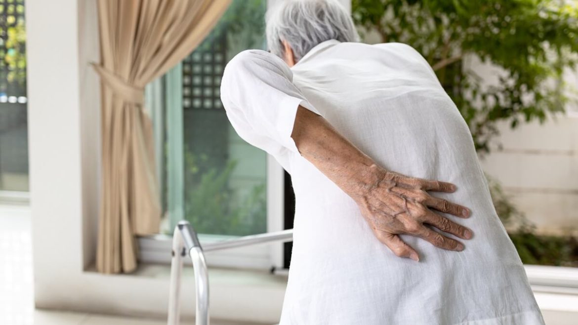 Por qué la espalda se encorva con la edad y 6 hábitos para prevenirlo
