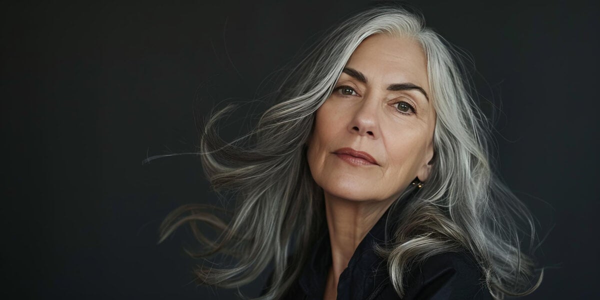 Smokey hair, así es la nueva tendencia que ayuda a disimular las canas