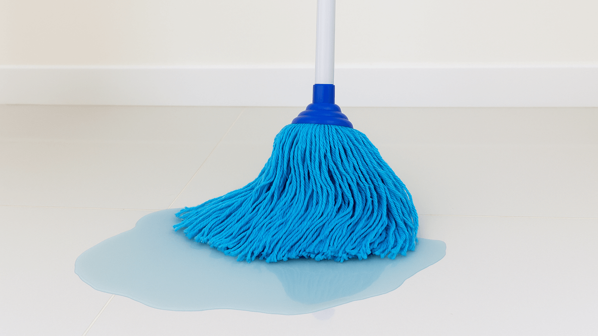 5 trucos para que una fregona de microfibra absorba siempre como el primer día