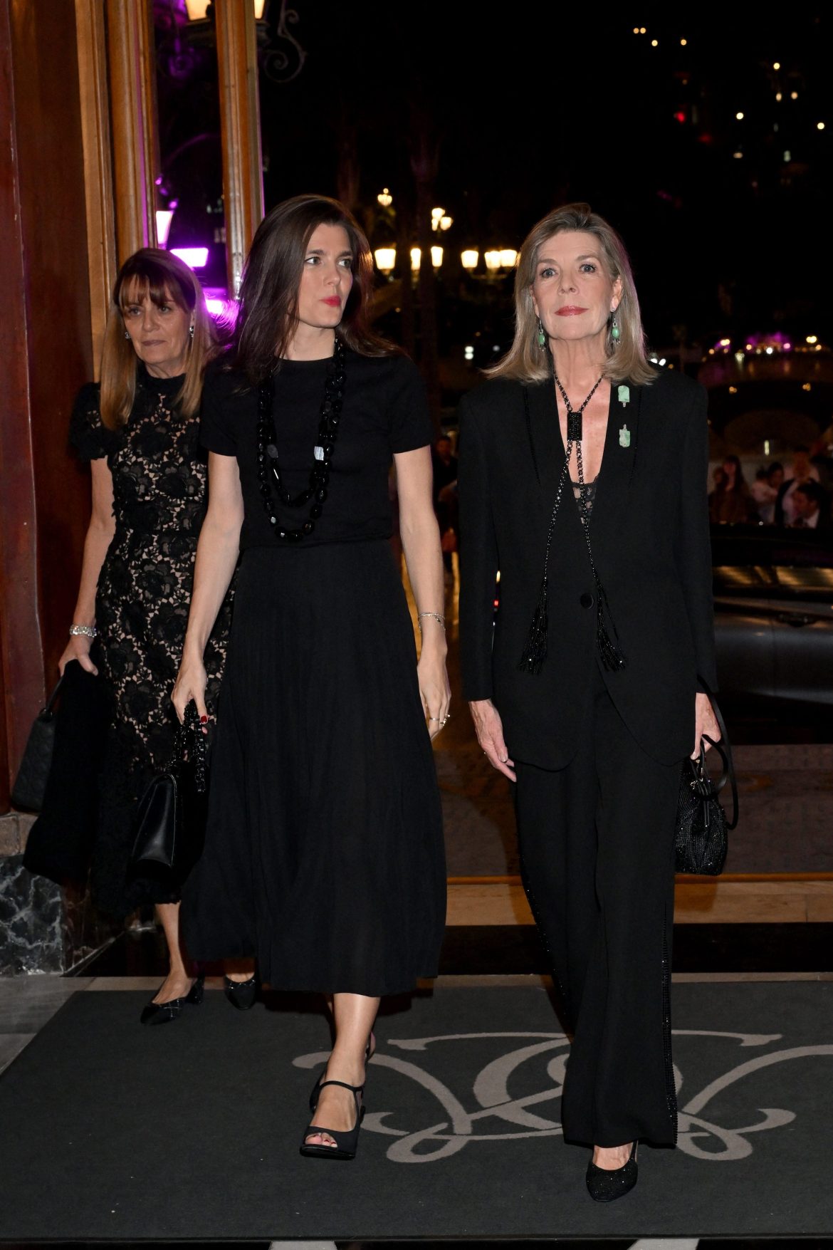 ​Carolina de Mónaco y Charlotte Casiraghi: estilos gemelos con los collares XL como protagonistas 