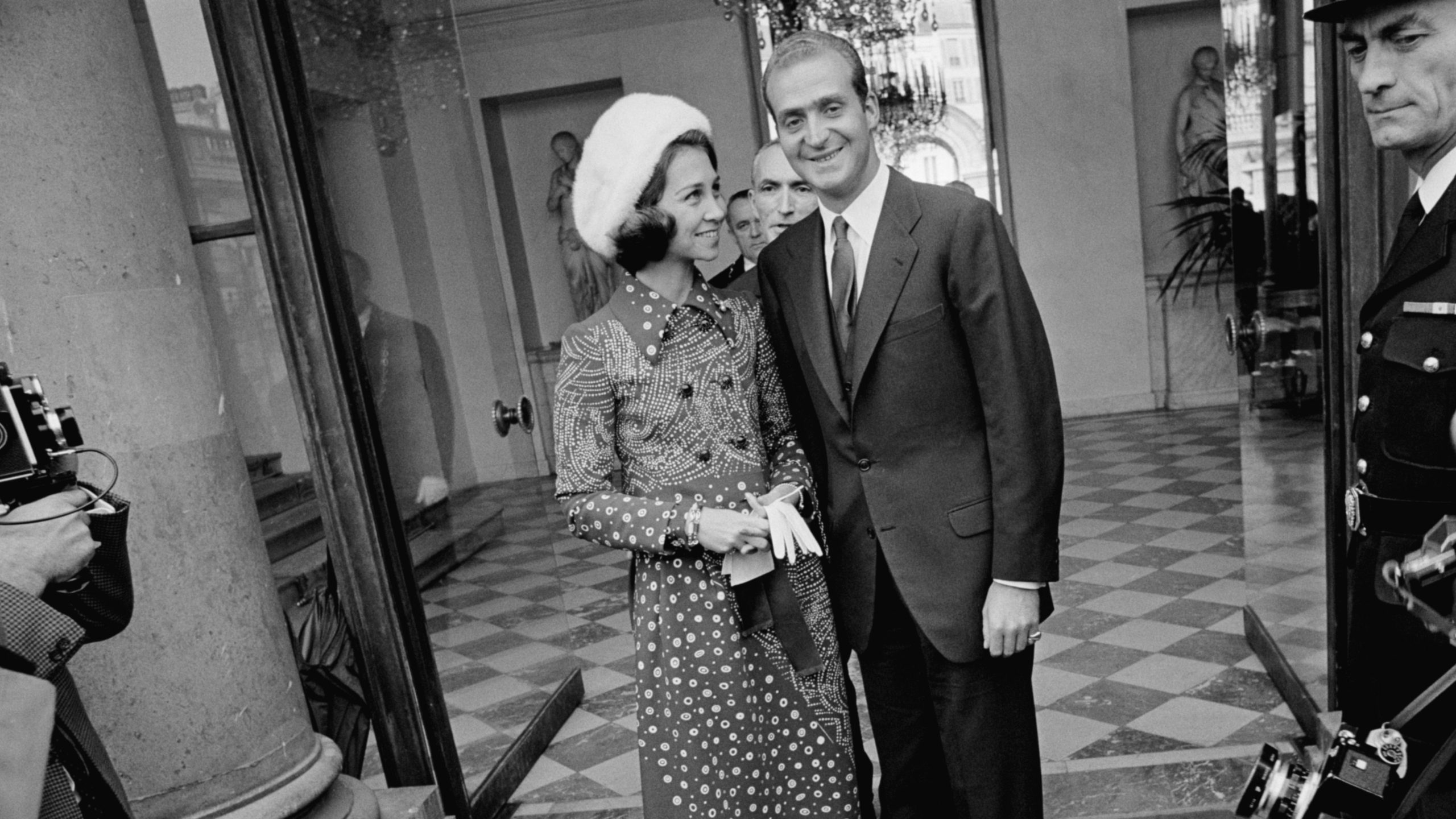 La reina Sofía vestida de Manuel Pertegaz (artífice del traje de novia de Letizia) en el primer viaje oficial del rey Juan Carlos a Francia